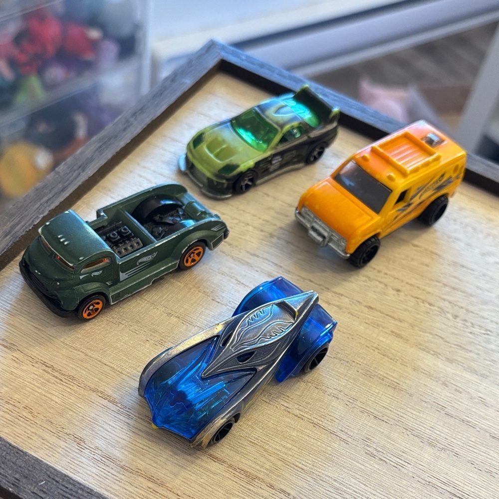 Color Shifters Hot Wheels cars set of 4